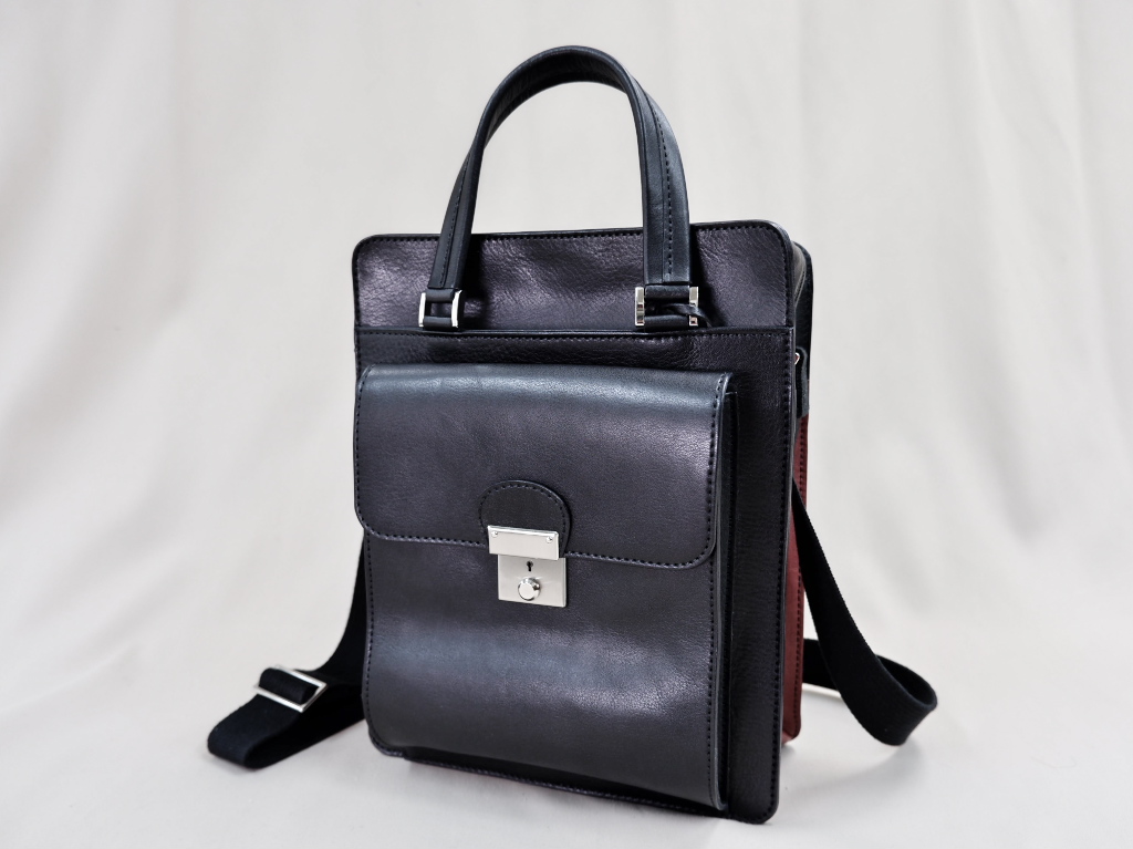 1本の持ち手を付けた、タテ型ショルダーバッグ 93