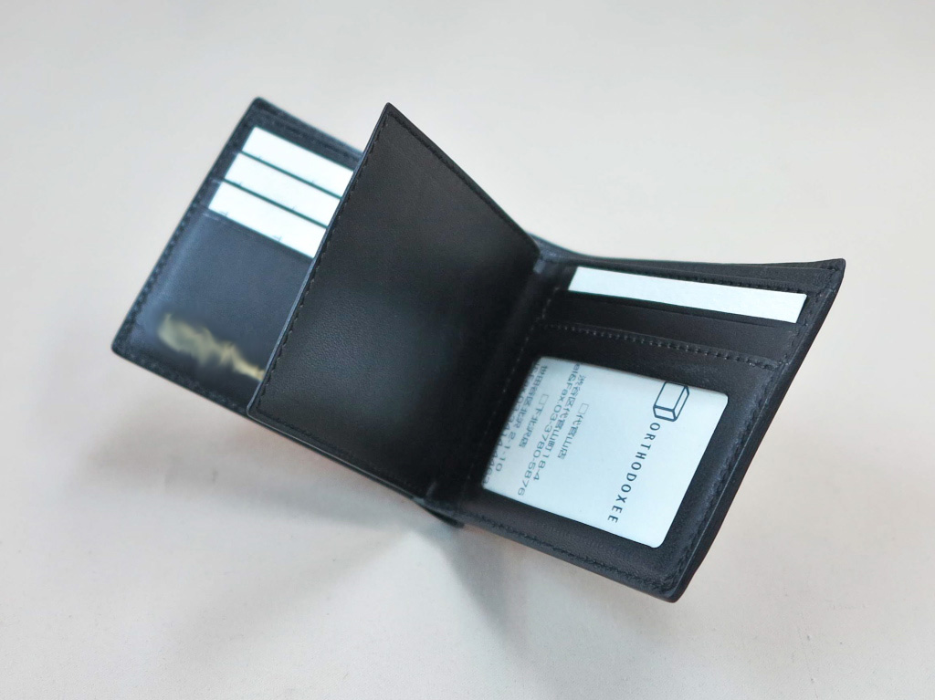 本のページのようなカード入れがある二つ折り財布　81
