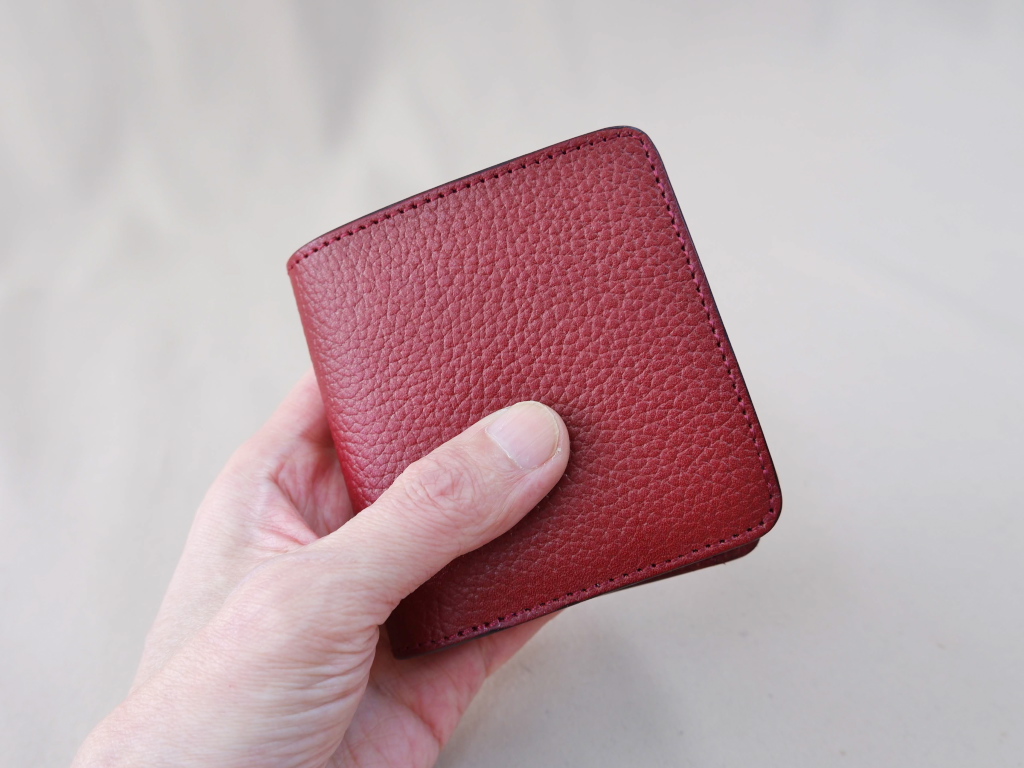 エレガントでスリムな二つ折り財布 93