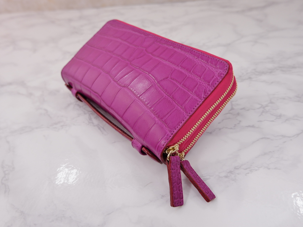 目にも鮮やかなファスナー春財布　クロコダイルのフューシャピンク