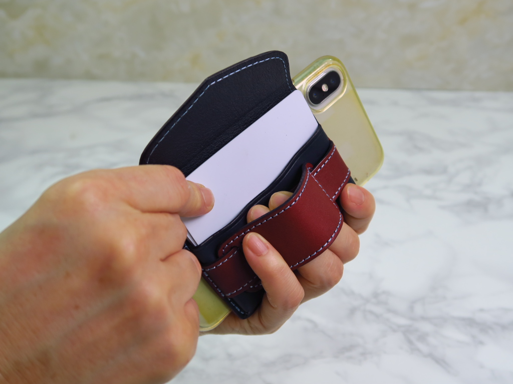 カードケースであり、スマホスタンドであり…　99