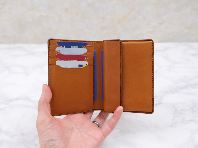 札入れ部分の深い二つ折り財布　21111