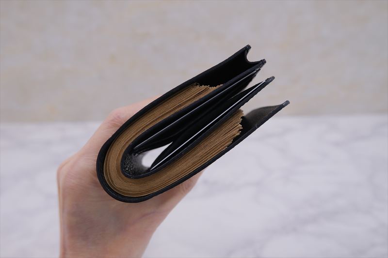 120万円入る二つ折り財布の新しいアプローチ　30211