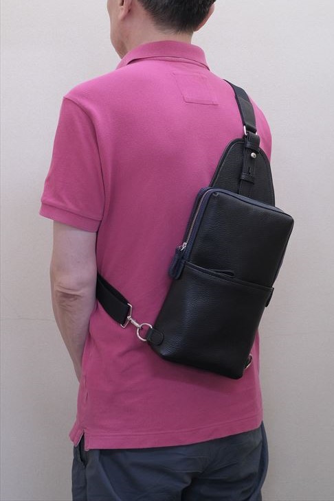 お父様へのプレゼントはお気に入りのボディバッグ　2306N