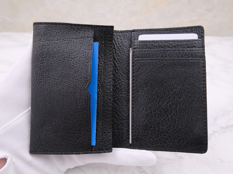 ゴート革(山羊革)でお作りした薄い名刺入れ 40108