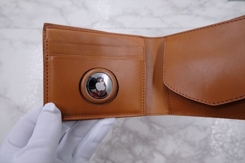 二個目はエアタグ入れを付けた二つ折り財布　31212